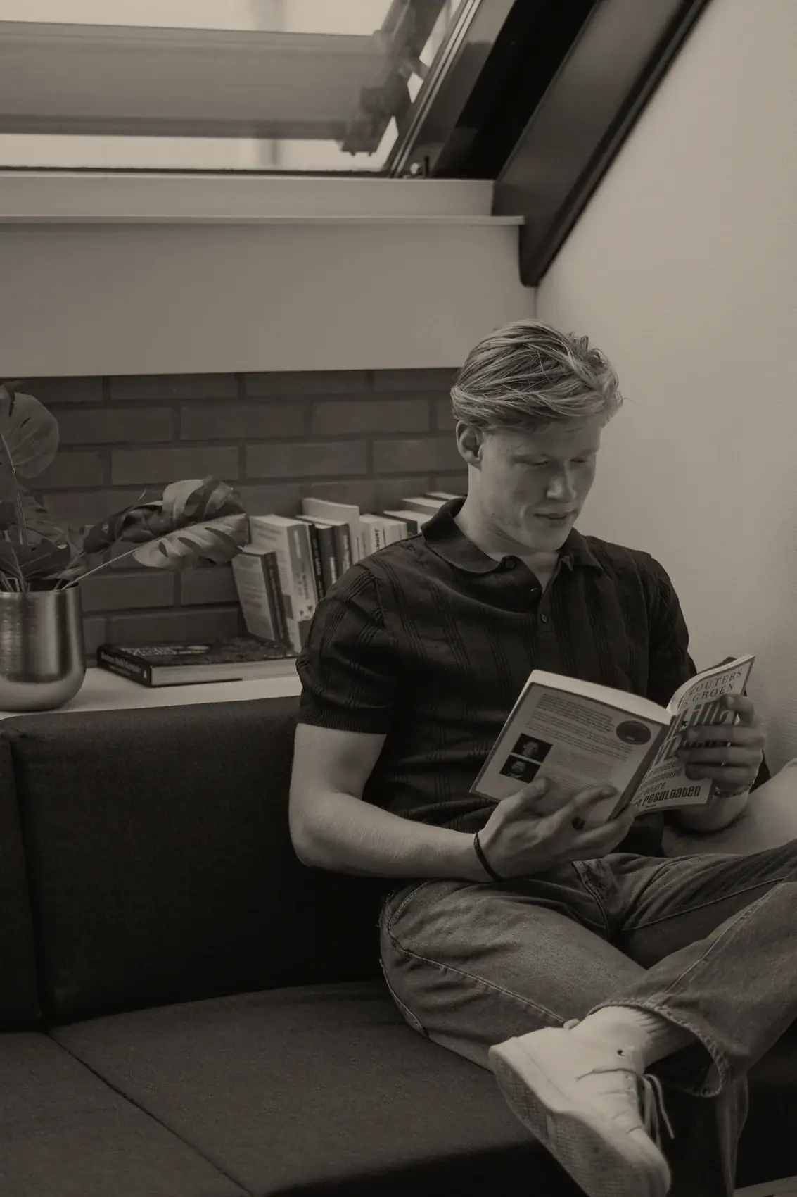 Gido Juurlink leest op kantoor
